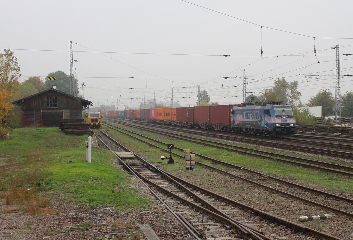 186 534-4 (Railpool/Metrans) zu sehen am 18.10.22 mit einem Containerzug in Velke Zernoseky.