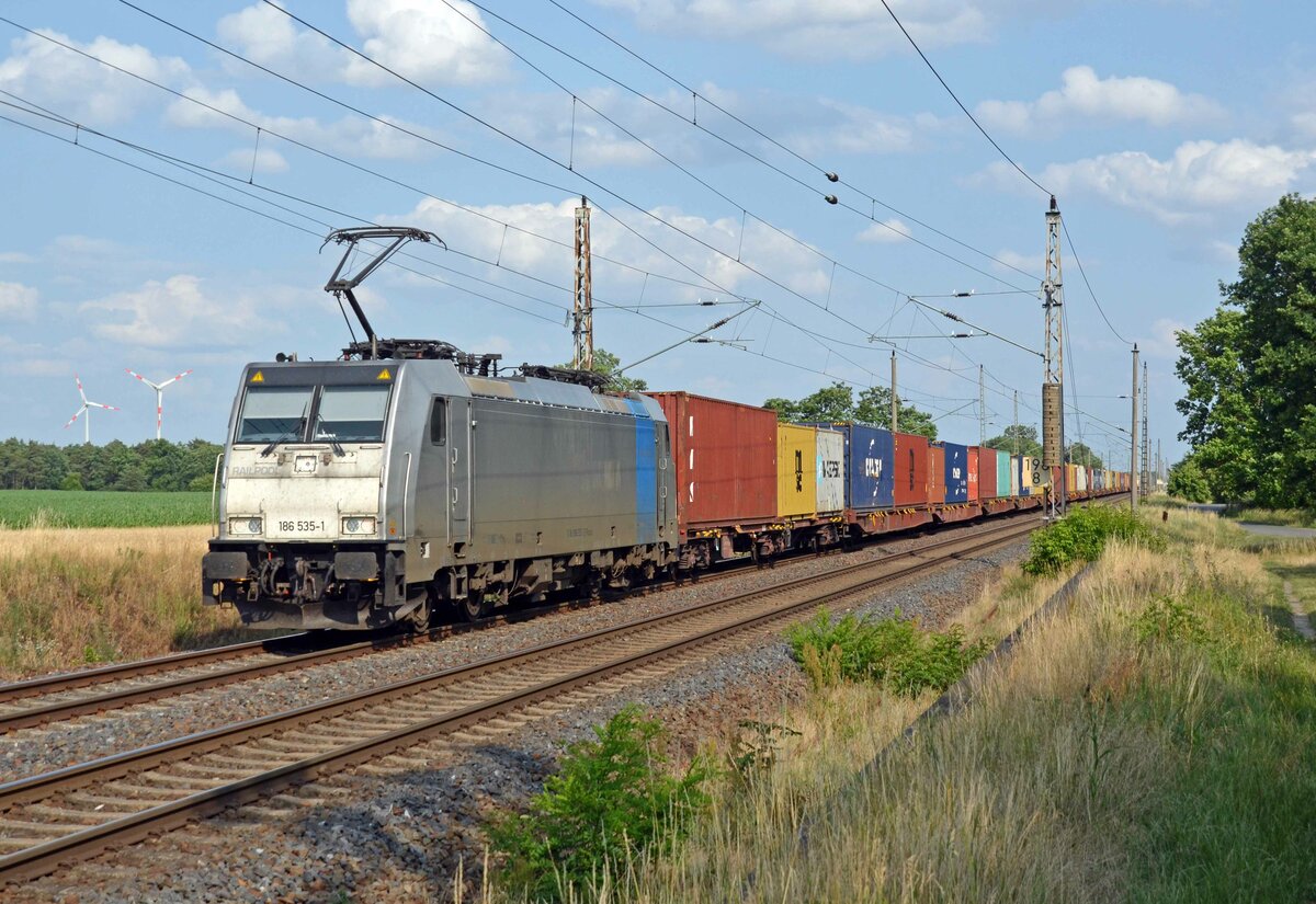 186 535 der Railpool führte am 04.07.23 einen Metrans-Containerzug durch Wittenberg-Labetz Richtung Dessau.