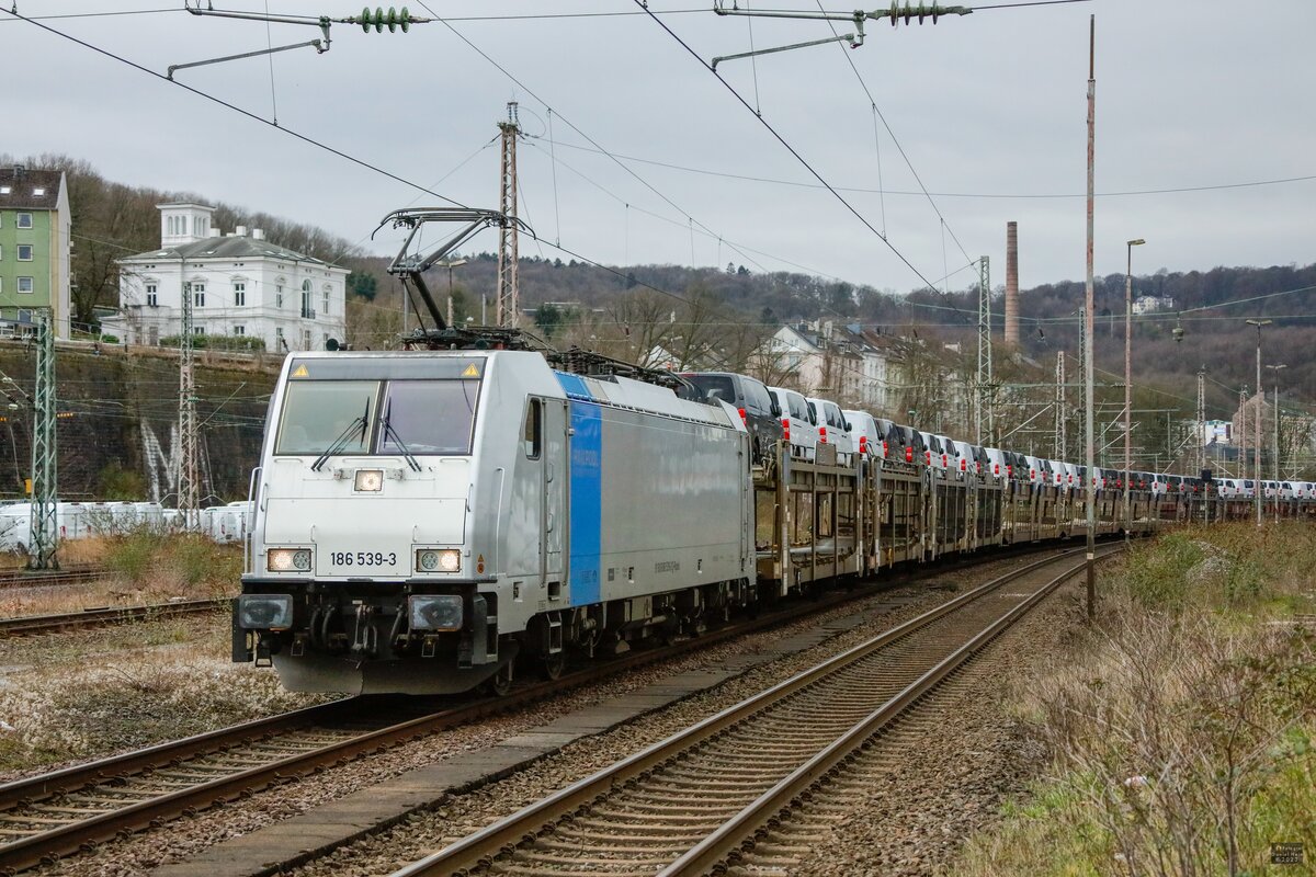 186 539-3 Railpool mit Autotransportzug in Wuppertal, Juni 2023.