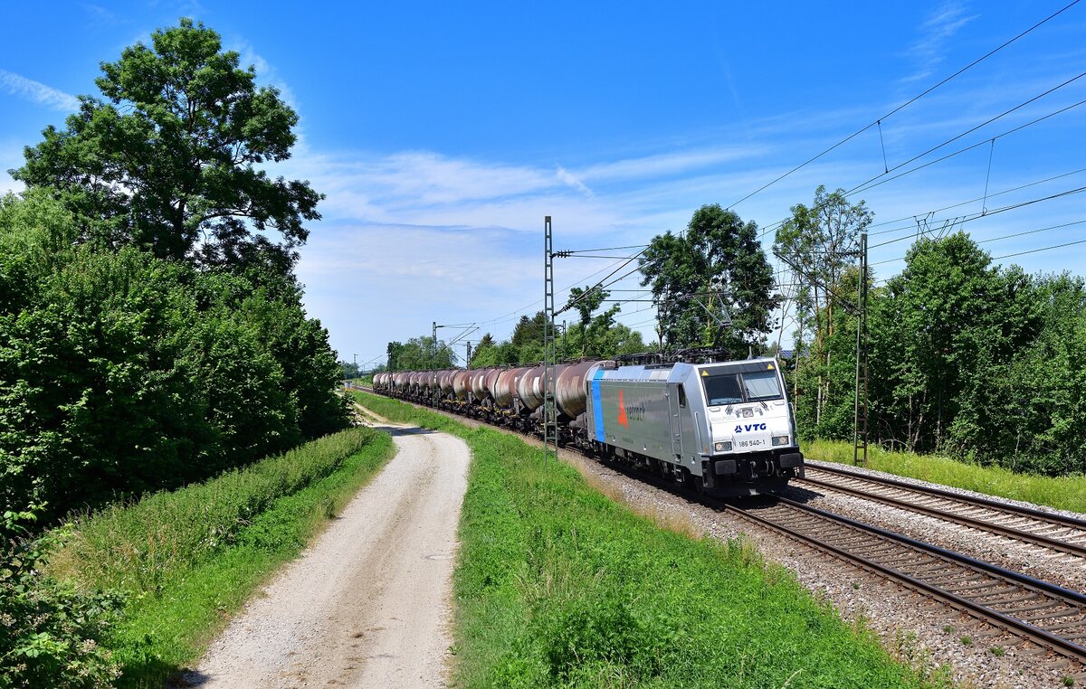 186 540 mit einem Knickkesselzug am 21.06.2022 bei Langenisarhofen.