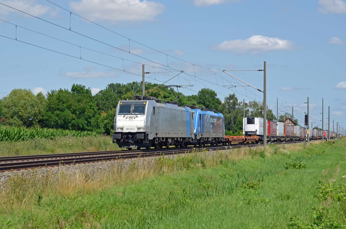 186 540 der Railpool führte am 18.07.21 für die LTE neben der Wagenlok 186 945 einen KLV-Zug durch Braschwitz Richtung Halle(S).