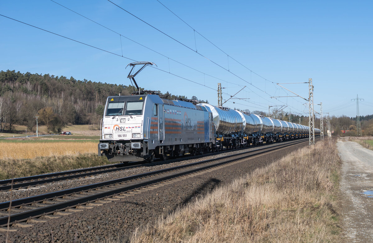 186 551-8 mit einem Kesselzug bei Kerzell am 19.02.2025.