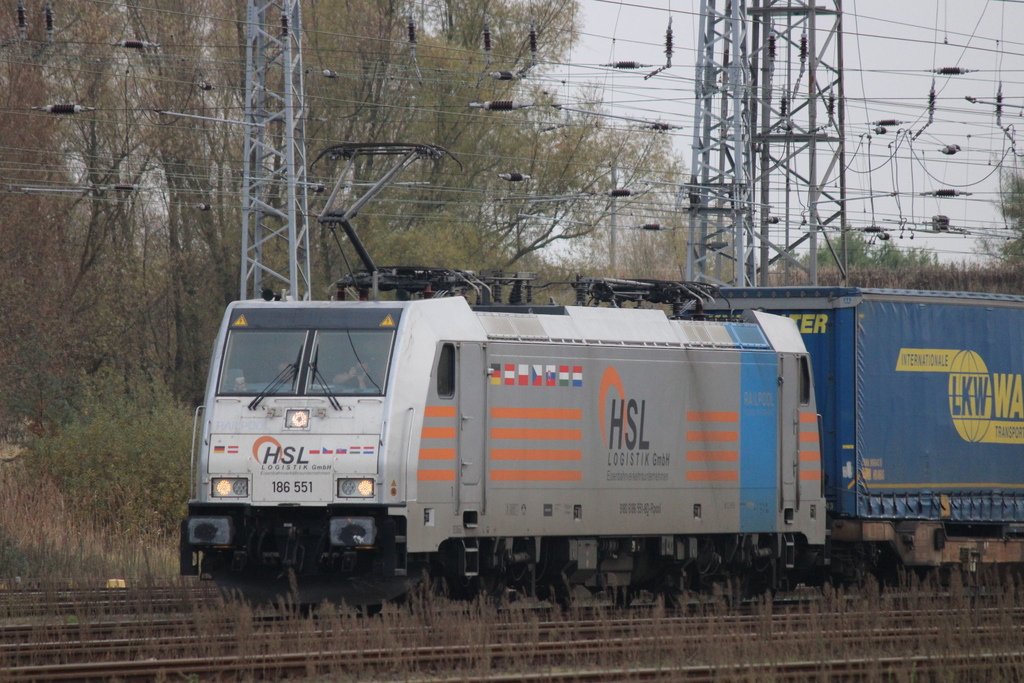 186 551 mit DGS 41300(Lovosice-Rostock)bei der Einfahrt im Rostocker Seehafen der Tf hatte den Fotografen ebenfalls fotografiert. 14.11.2020