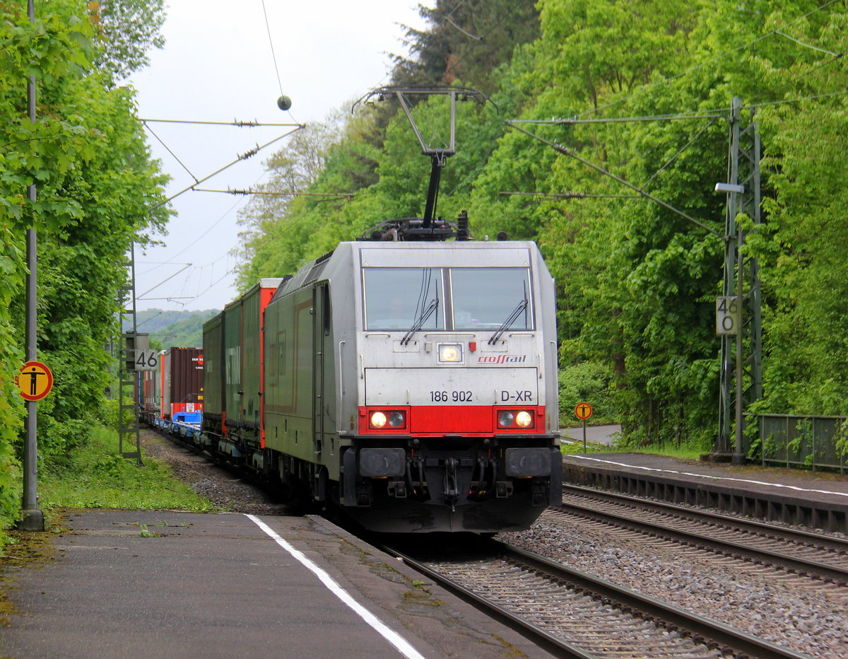 186 902-3 von Crossrail kommt mit einem KLV-Jan-de-Rijk und Wetron-Zug Melzo-Scalo(I) nach Venlo(NL) und kommt aus Richtung Koblenz und fährt durch Rolandseck in Richtung Bonn,Köln.
Aufgenommen vom Bahnsteig in Rolandseck. 
Am 9.5.2019.