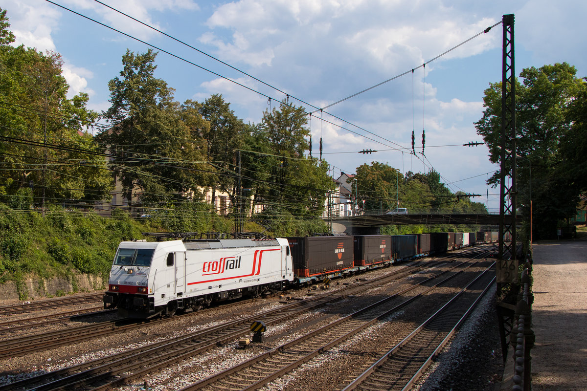 186 902-3 wird gleich den Bahnhof Offenburg erreichen. Aufgenommen am 27. Juli 2018. 