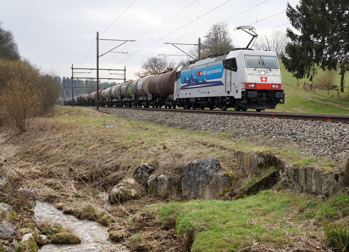 186 902 mit dem Sirupzug Aarberg - Anklam in sehr abgelegener Gegend bei Niederbipp unterwegs am 4. März 2021.
Foto: Walter Ruetsch 