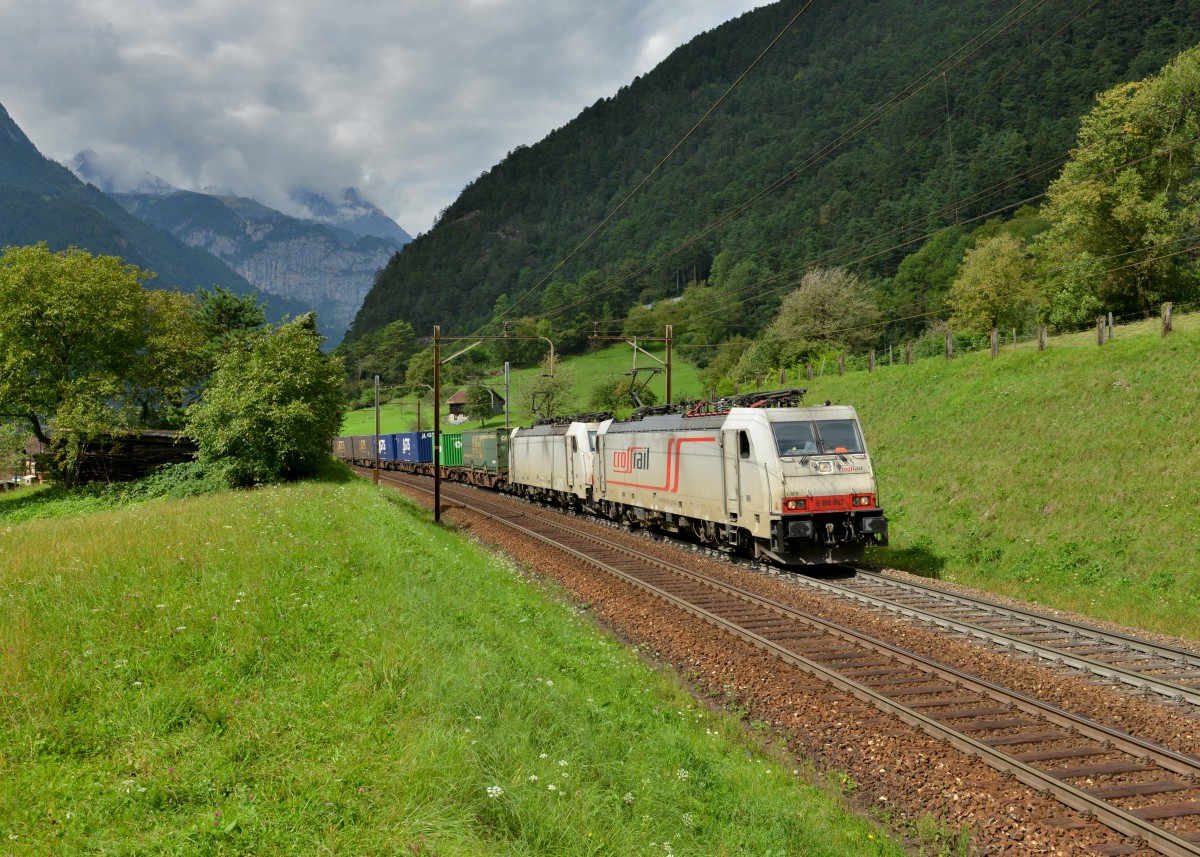 186 903 + 186 906 mit einem Containerzug am 02.09.2014 bei Erstfeld. 