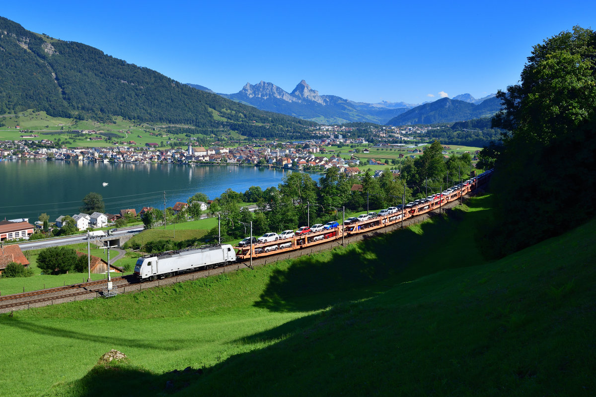 186 903 mit einem Autozug am 04.09.2020 bei Arth.