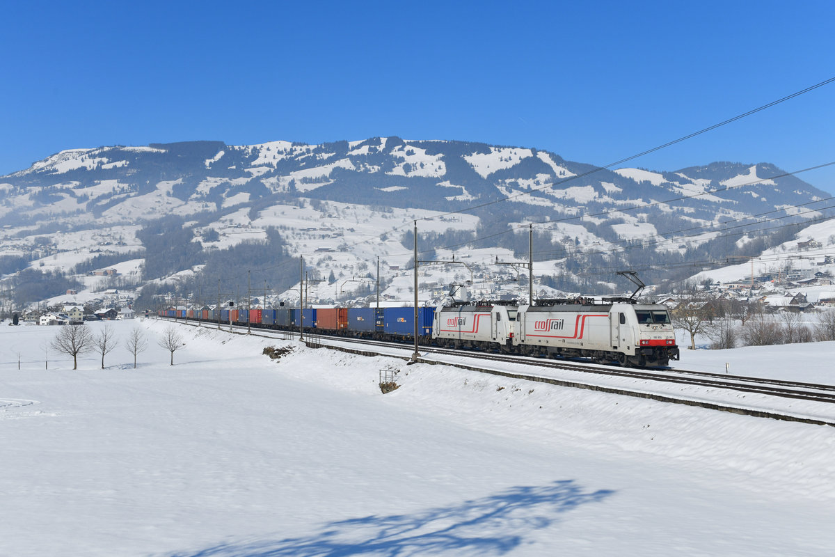 186 904 + 186 905 mit einem Containerzug am 05.02.2019 bei Steinen.