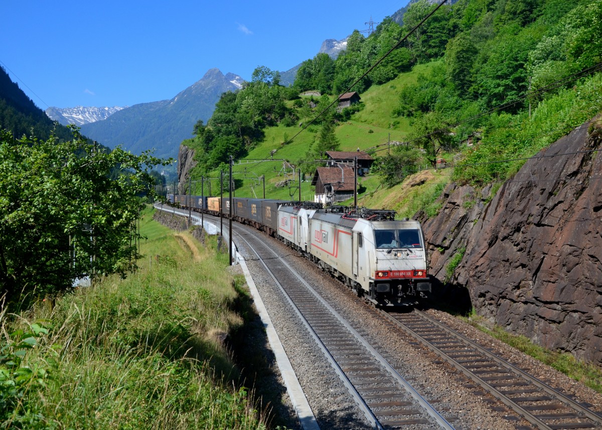 186 904 + 186 90x mit einem Containerzug am 21.06.2014 bei Gurtnellen. 