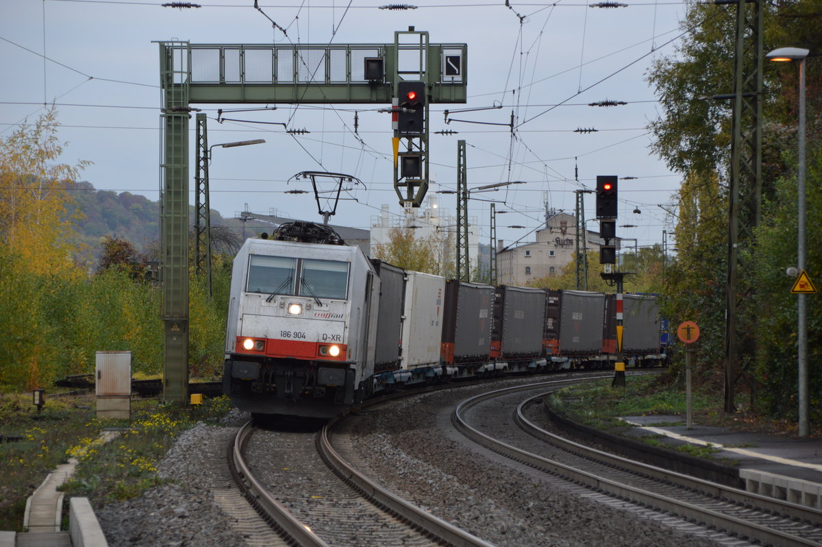 186 904 bei der Einfahrt in Oberlahnstein zum Lokführer wechsel.

Aufnahme Ort: Oberlahnstein
Aufnahme Datum: 25.10.2018