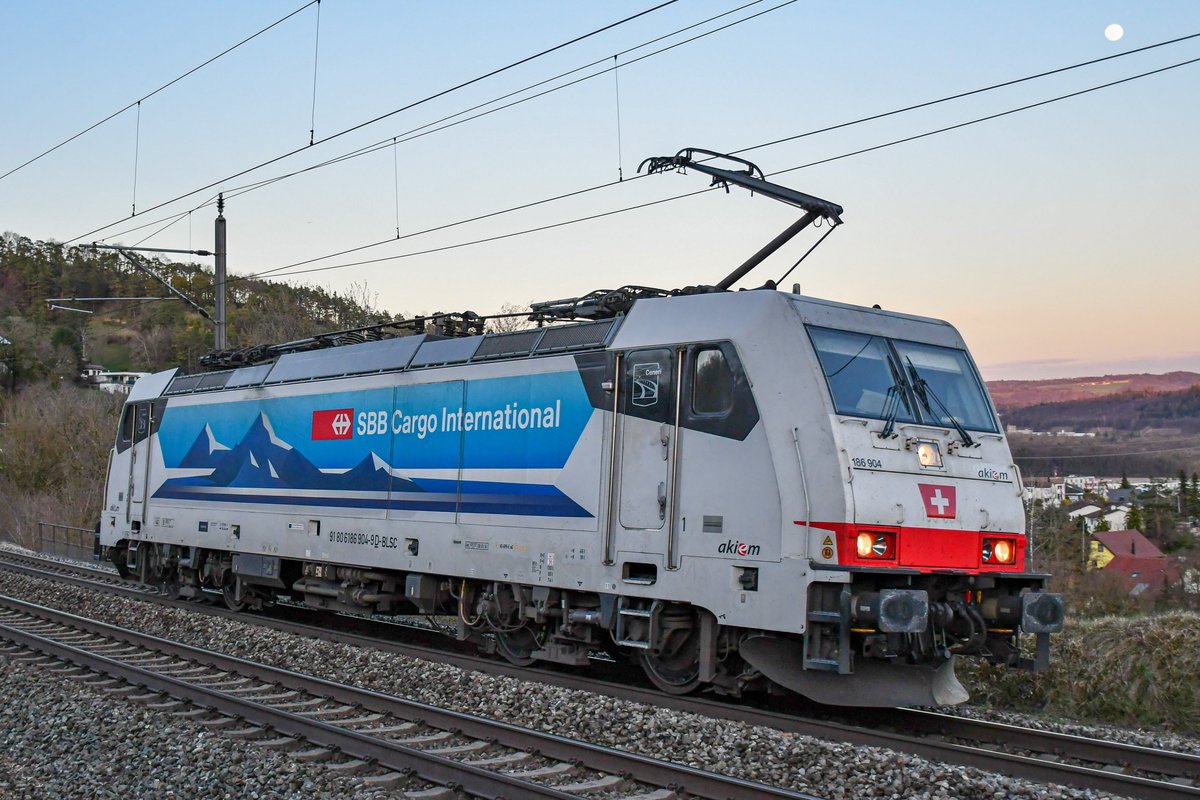 186 904  Ceneri  unterwegs als Lokzug bei Villnachern AG in Richtung Basel, aufgenommen am Abend des 27.03.2021. Gruss zurück an den Lokführer und danke für den Gruss.