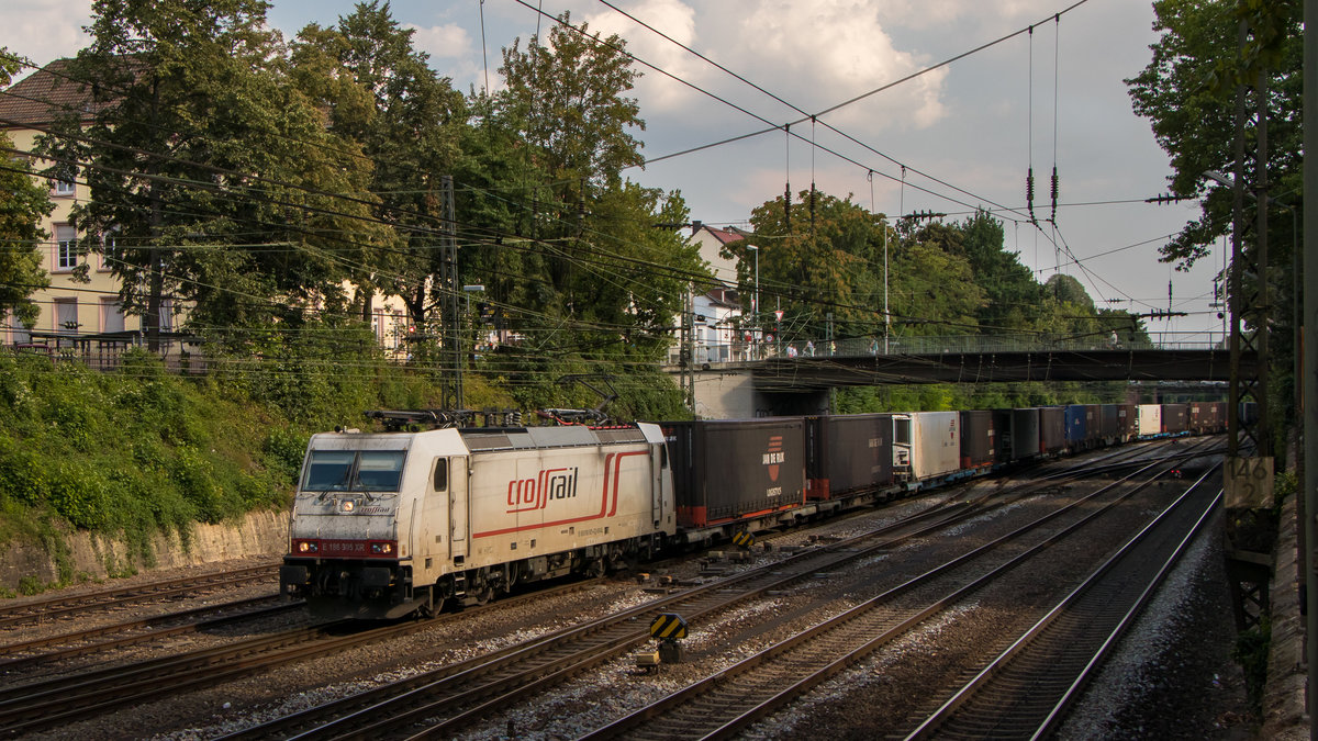186 905-6 zieht am 25. Juli 2018 einen Containerzug durch Offenburg. 