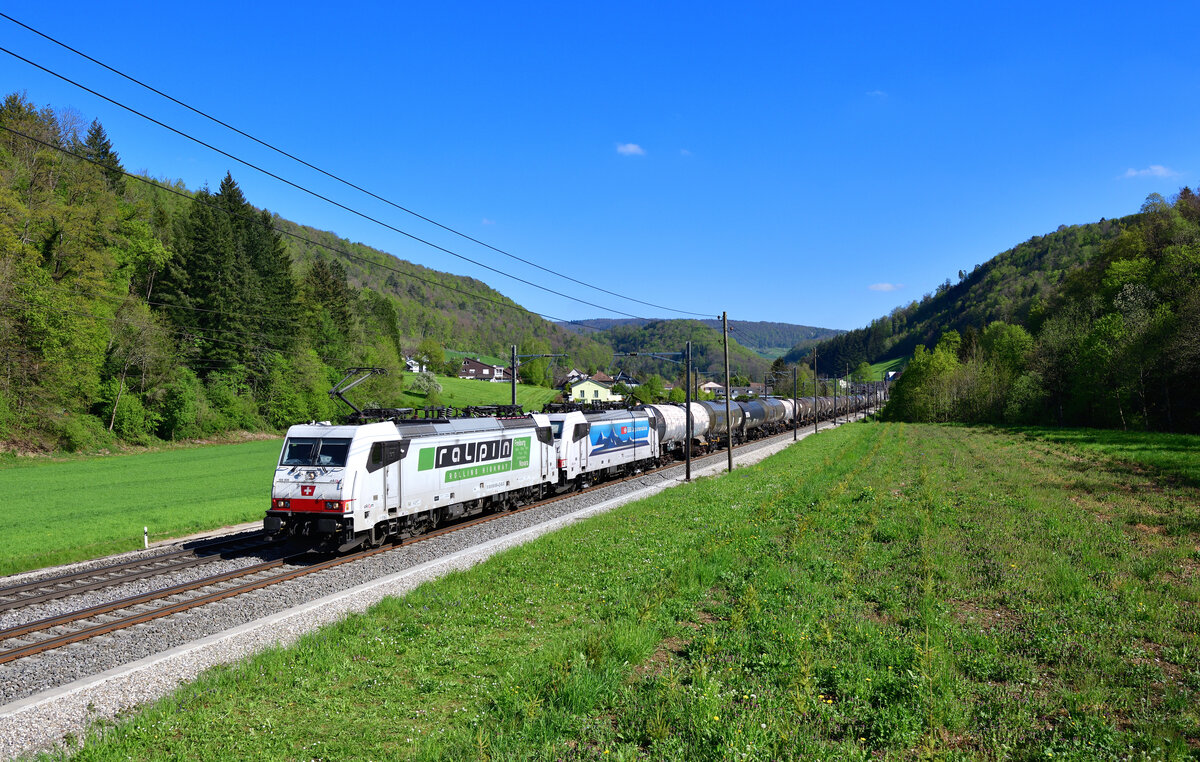 186 906 + 186 908 mit einem Kesselzug am 27.04.2022 bei Tecknau.
