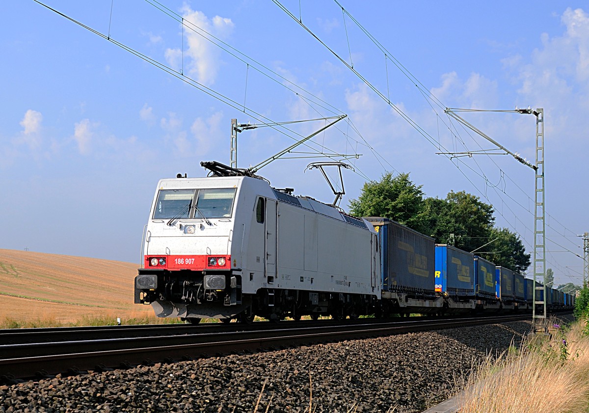 186 907 mit einem KLV  Walterzug bei Süggerath in Richtung Düsseldorf am Morgen des 7.8.2015 unterwegs. von der Schattenseite