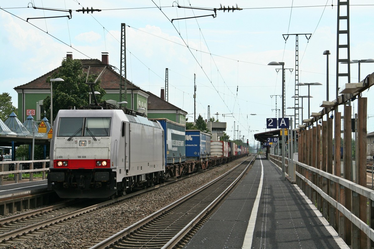 186 908 mit einem KLV-Zug aus Italien in Richtung Belgien am Nachmittag des 23.07.14 in M�llheim (Baden).