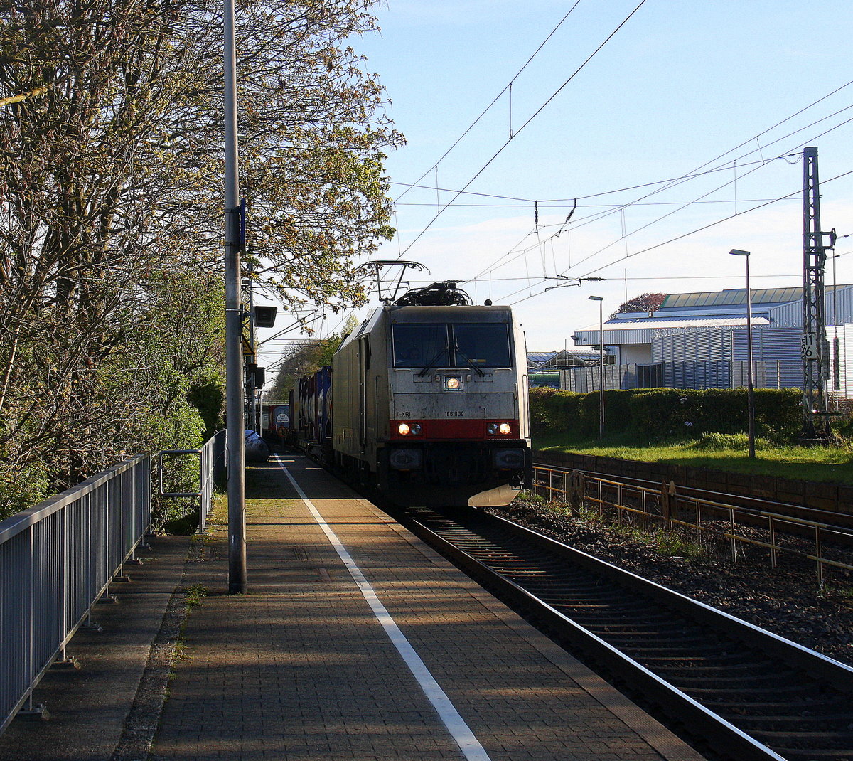 186 909-4 von Crossrail kommt die Kohlscheider-Rampe hoch aus Richtung Neuss,Herzogenrath mit einem Güterzug aus Ruhland(D) nach Antwerpen-Combinant(B) und fährt durch Kohlscheid in Richtung Richterich,Laurensberg,Aachen-West.
Aufgenommen vom Bahnsteig 2 in Kohlscheid. 
Bei schönem Sonnenschein am Morgen vom 29.4.2016.