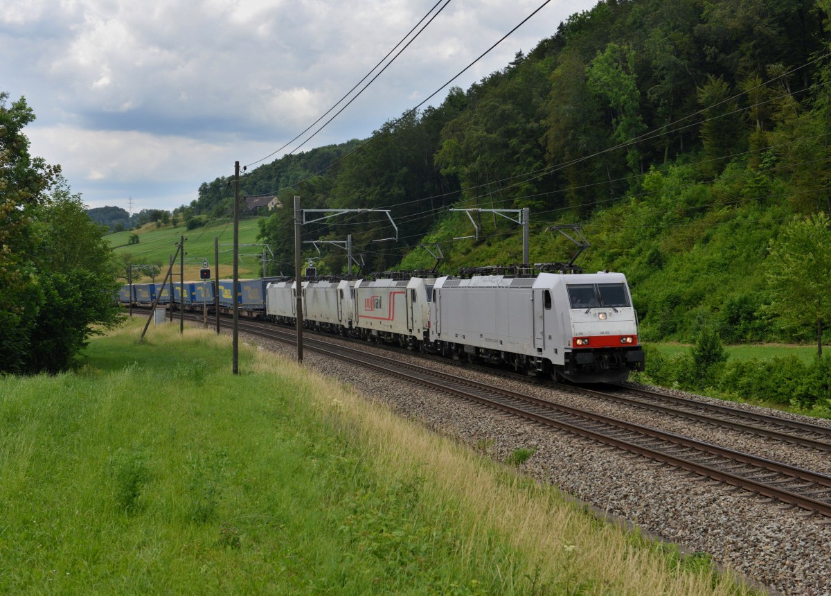 186 910 + 186 905 + 186 906 + 186 907 mit einem Containerzug am 15.06.2014 bei Tecknau. 
