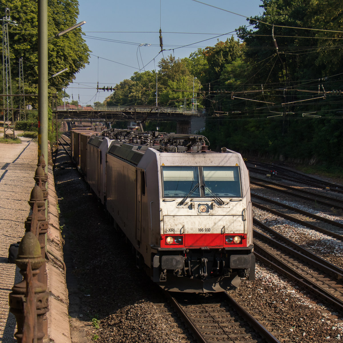 186 910-2 und eine unbekannt gebliebene 186 schlängeln sich gerade durch die Gleise. Offenburg, den 25. Juli 2018.  