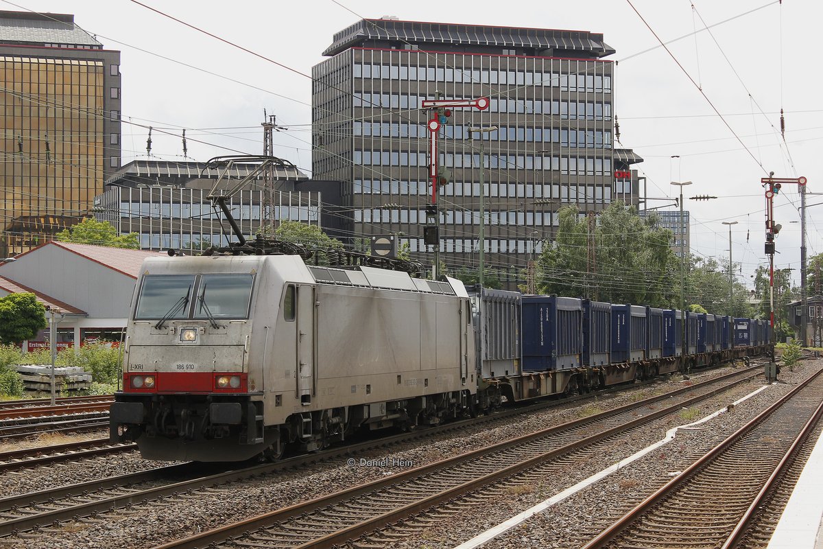 186 910 mit Containerzug in D�sseldorf Rath, Juni 2016.