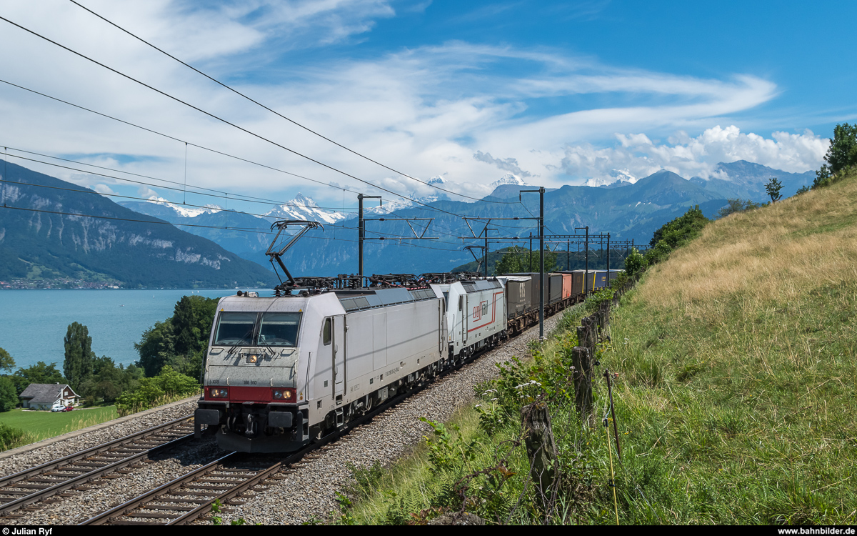 186 910 und eine weitere 186er fahren am 4. Juli 2017 mit einem UKV-Zug bei Einigen in Richtung Norden.