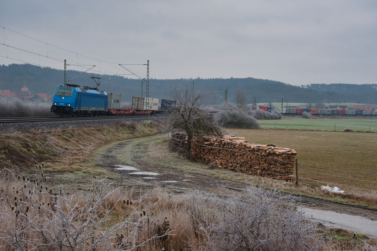 186 942 LTE mit einem KLV-Zug bei Oberdachstetten Richtung Würzburg, 12.01.2020
