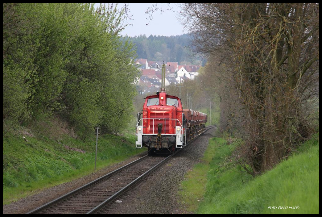1860 bis 1960 wurden in Hasbergen im Hüggel Erze für die Georgsmarienhütte abgebaut. Dadurch entstanden zahlreiche Tagebauten. Einer dieser Tagebauten, Kielmannsegge, wird nun verfüllt und umweltgerecht wieder renaturiert. Die für die Deckschichten benötigten Füllstoffe werden mit einem Kippwagen Zug bis zum Augustaschacht gebracht. Der Zug, bespannt  mit einer ehemaligen V 60 der DB, pendelt tagsüber zwischen Augustaschacht und Hüttenwerk. Hier ist er als Leerzug im letzten Einschnitt der Strecke kurz vor Georgsmarienhütte zu sehen. Im Hintergrund sind die Häuser der Siedlung  Halbmond  von Holzhausen sichtbar.