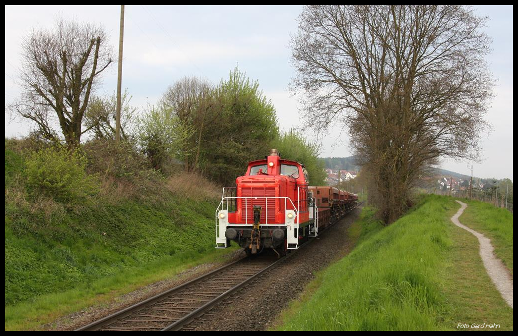 1860 bis 1960 wurden in Hasbergen im Hüggel Erze für die Georgsmarienhütte abgebaut. Dadurch entstanden zahlreiche Tagebauten. Einer dieser Tagebauten, Kielmannsegge, wird nun verfüllt und umweltgerecht wieder renaturiert. Die für die Deckschichten benötigten Füllstoffe werden mit einem Kippwagen Zug bis zum Augustaschacht gebracht. Den Zug zieht derzeit eine ehemalige V 60 der DB. Hier befindet sie sich gerade auf der Leerfahrt zurück zum Hüttenwerk  kurz vor Erreichen desselbigen. 