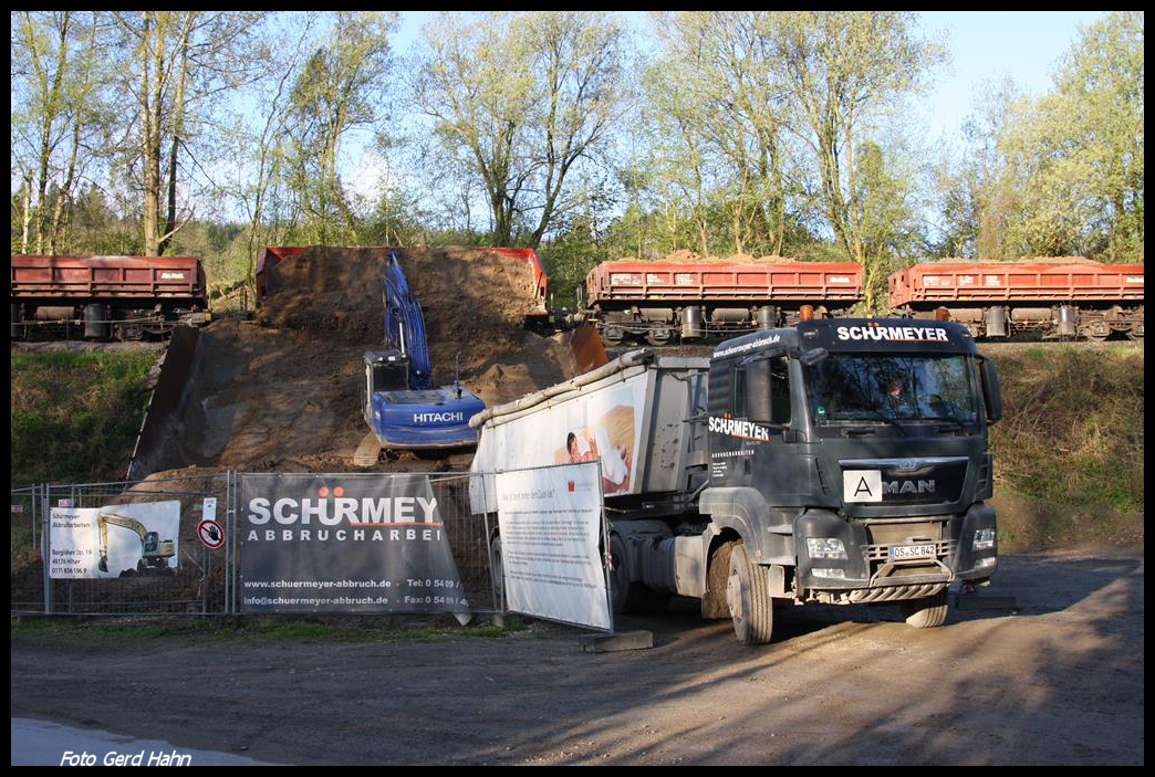 1860 bis 1960 wurden in Hasbergen im Hüggel Erze für die Georgsmarienhütte abgebaut. Dadurch entstanden zahlreiche Tagebauten. Einer dieser Tagebauten, Kielmannsegge, wird nun verfüllt und umweltgerecht wieder renaturiert. Die für die Deckschichten benötigten Füllstoffe werden mit einem Kippwagen Zug bis zum Augustaschacht gebracht. Dort hat man eine Entladerutsche gebaut, mittels der man die Füllstoffe auf LKW verlädt und dann zum nahen Tagebau am Hüggel fährt. am 26.4.2017 war dieser Füllzug wieder in Aktion. Das Foto zeigt die Entladeszene am Augustaschacht.
