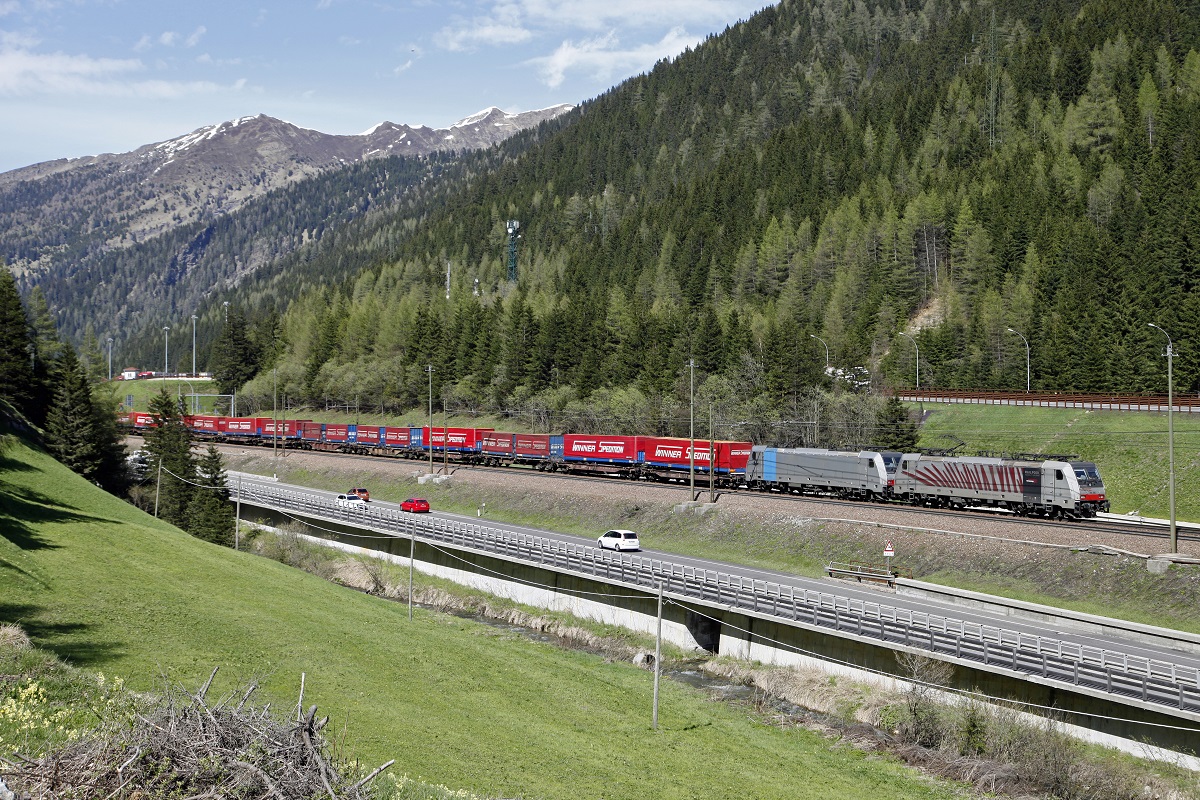 186.285 und 186.288 von RAILPOOL fahren am 8.Mai.2014 am Brennerpaß mit einem Güterzug Richtung Süden.