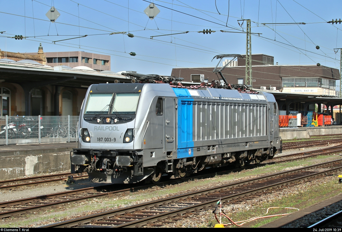 187 003-9 der Railpool GmbH (Mieter unbekannt) steht auf einem Abstellgleis im Bahnhof Basel Bad Bf (CH).
Aufgenommen von Bahnsteig 2/3.
[24.7.2019 | 10:39 Uhr]