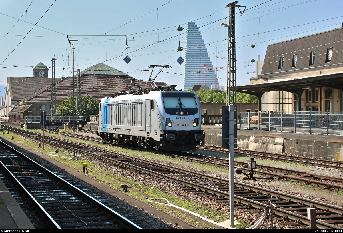 187 003-9 der Railpool GmbH (Mieter unbekannt) steht auf einem Abstellgleis im Bahnhof Basel Bad Bf (CH).
Im Hintergrund ist der Roche-Turm zu sehen.
Aufgenommen von Bahnsteig 2/3.
[24.7.2019 | 10:41 Uhr]