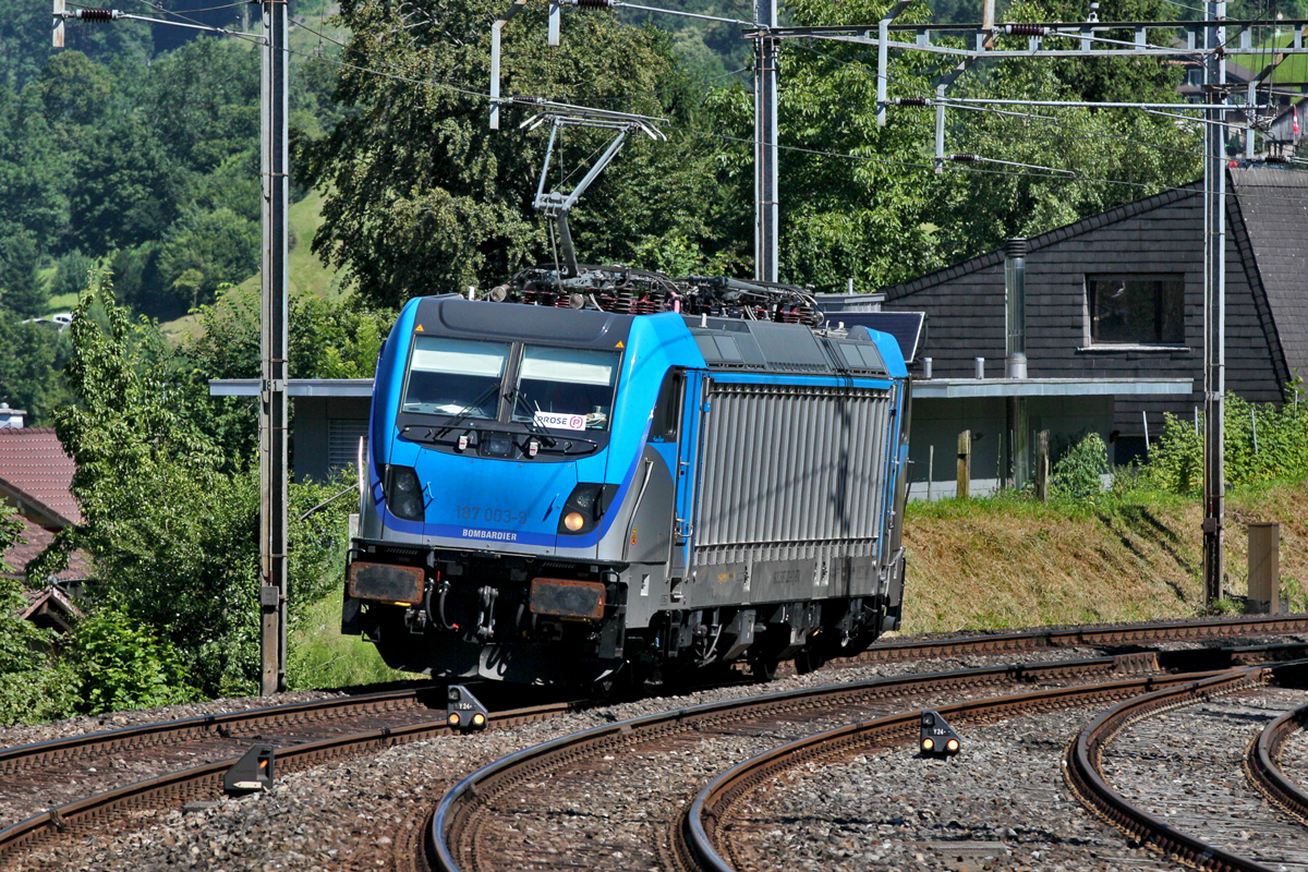 187 003-9 rangiert im westlichen Bahnhofsvorfeld von Arth Goldau.Bild Bahnsteig vom 20.7.2016