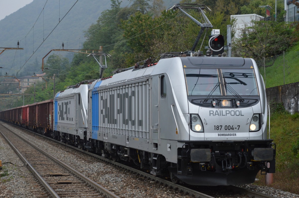 187 004-7 und 008-8 mit einem Güterzug in Richtung Süden, bei Haltestelle Mendrisio S. Martino. 30.09.2014