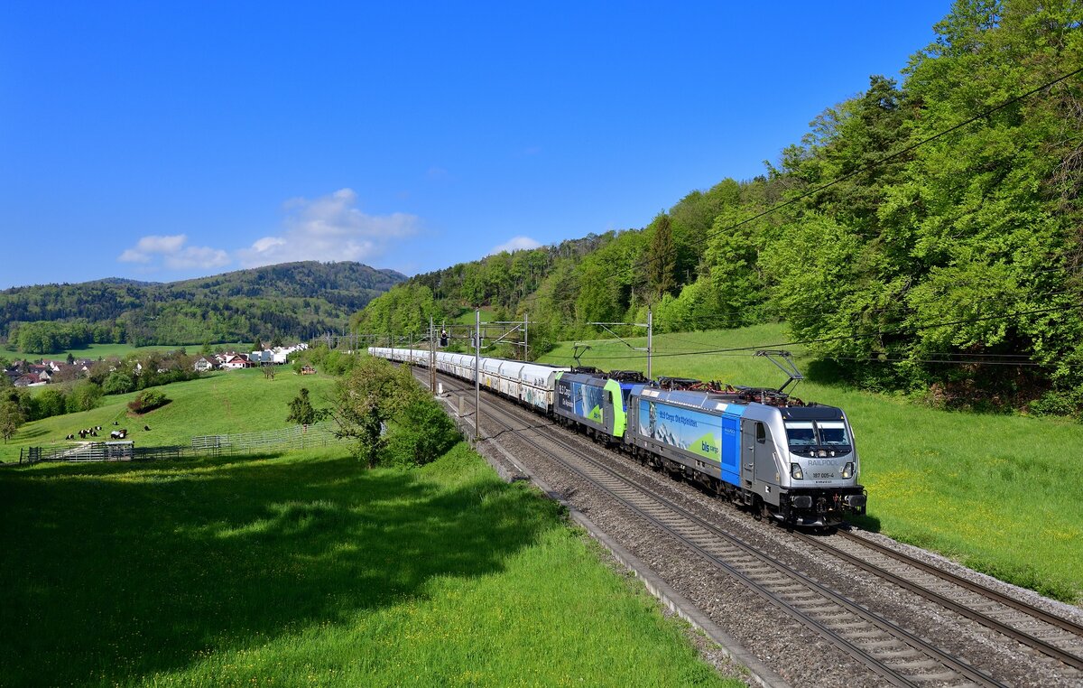 187 005 + Re 485 018 mit einem Hüttensandzug am 27.04.2022 bei Villnachern.