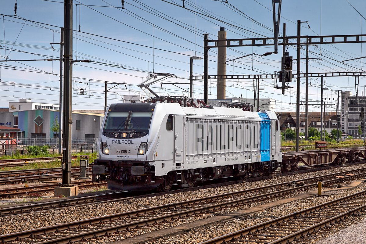 187 005-4 fährt mit einem UKV-Zug in Pratteln vorüber.Bild vom 12.6.2015