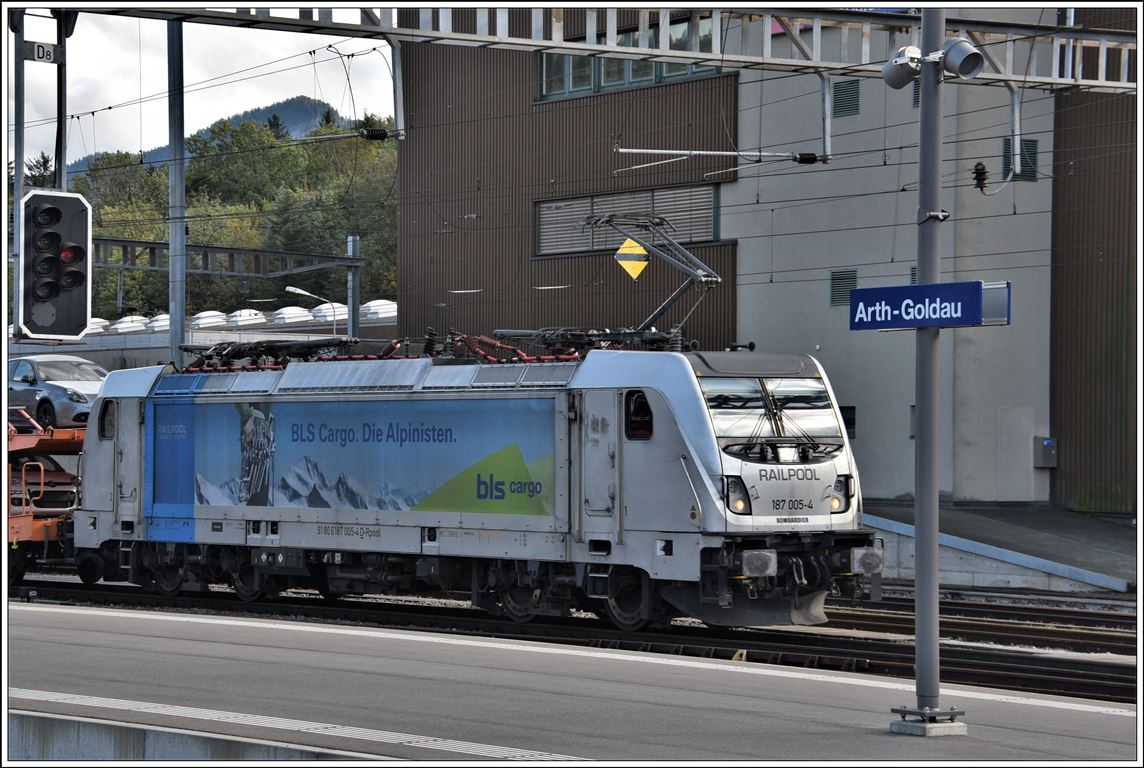 187 005-4 trifft mit einem Ganzzug italienischer Autos in Arth-Goldau ein. (10.10.2019)
