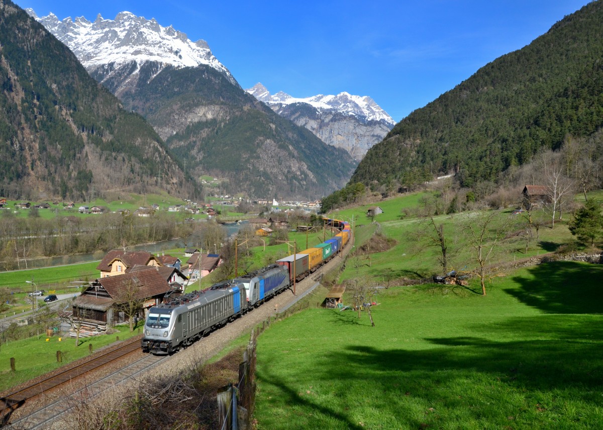 187 008 + 186 106 mit dem stark verspäteten 40033 am 10.04.2015 bei Erstfeld. 