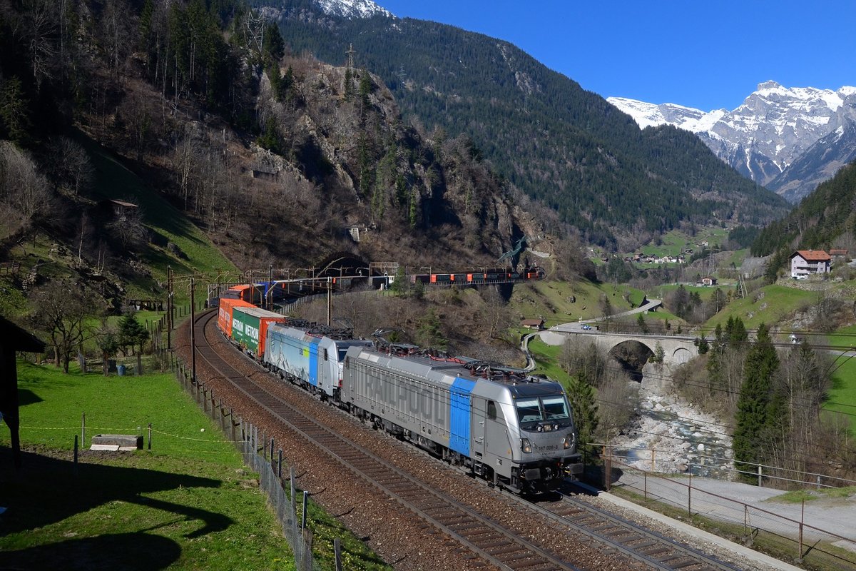 187 008 + 186 10x mit einem KLV am 09.04.2015 bei Intschi. 