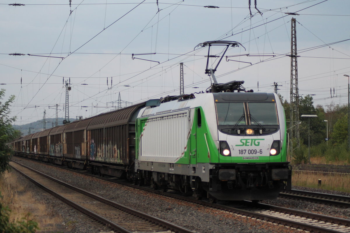 187 009 am 29.08.2018 mit einem Schiebewandwagenzug in Eichenberg.