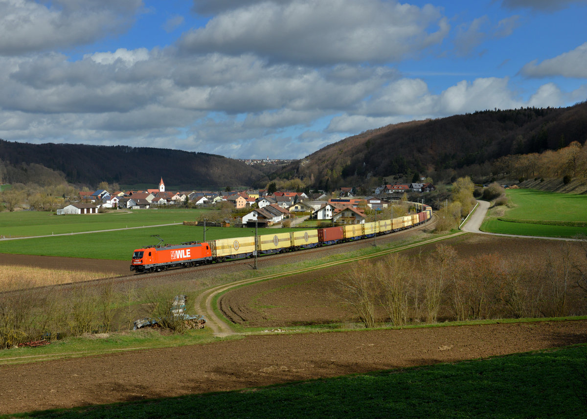 187 010 mit dem Warsteiner-KLV am 29.03.2016 bei Breitenfurt. 