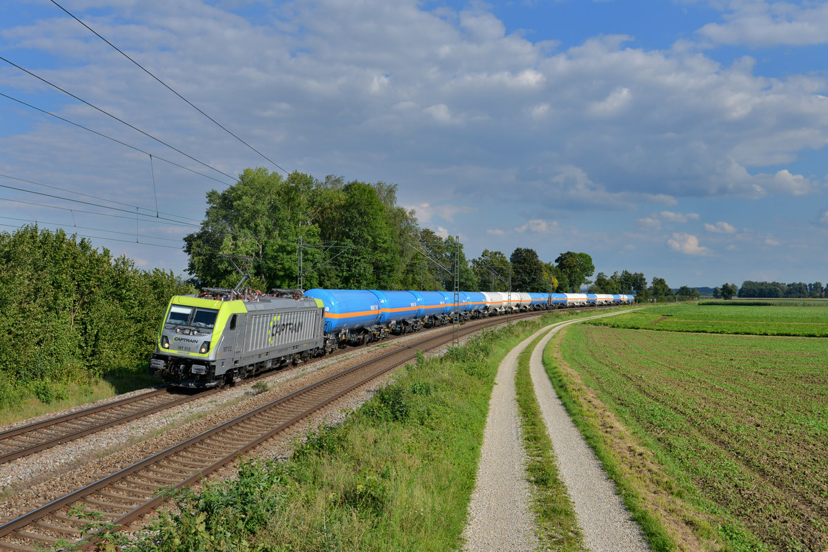 187 012 mit einem Gaskesselzug am 11.08.2016 bei Langenisarhofen. 