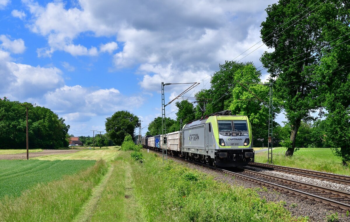187 012 mit einem Stahlzug am 27.05.2022 bei Pelkum.