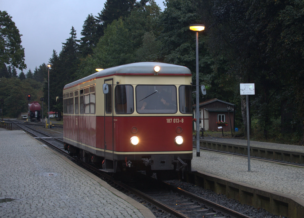 187 013-0 auf der Fahrt nach Eisfelder Talmühle in Drei Annen  Hohne. 04.10.2016 08:08. Uhr.