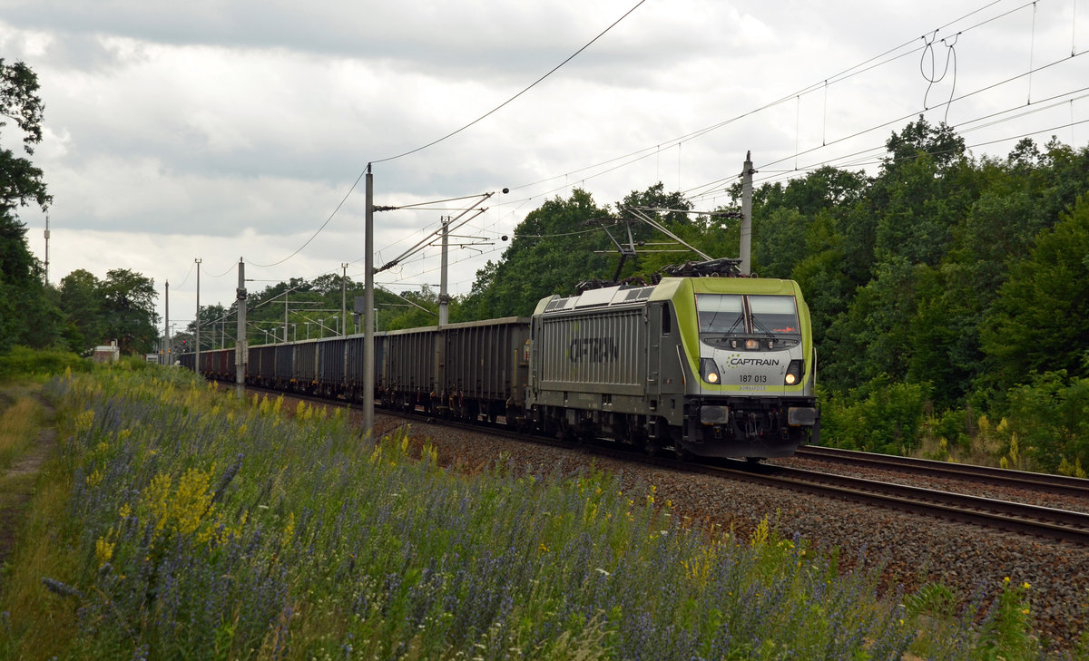 187 013 der Captrain schleppte am 02.07.17 einen Hochbordwagenzug durch Burgkemnitz Richtung Wittenberg.