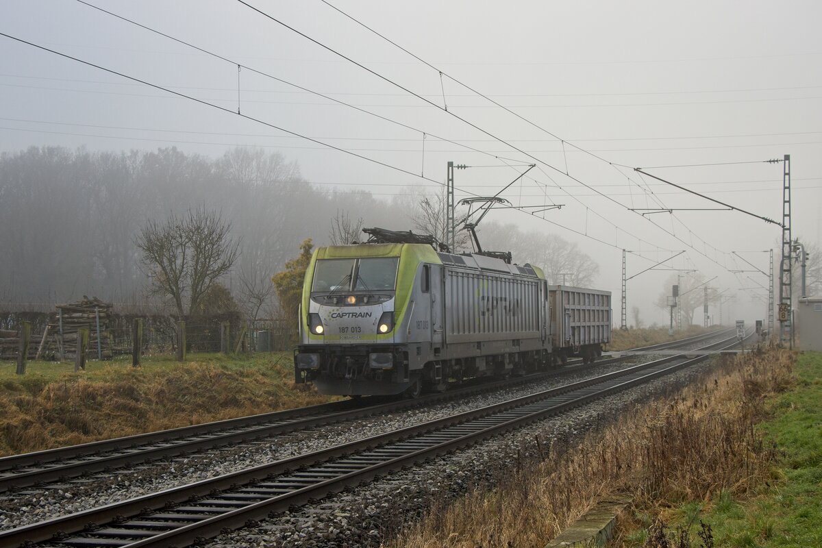 187 013 mit einem sehr kurzen Güterzug bei Hamm-Neustadt (20.12.2021)