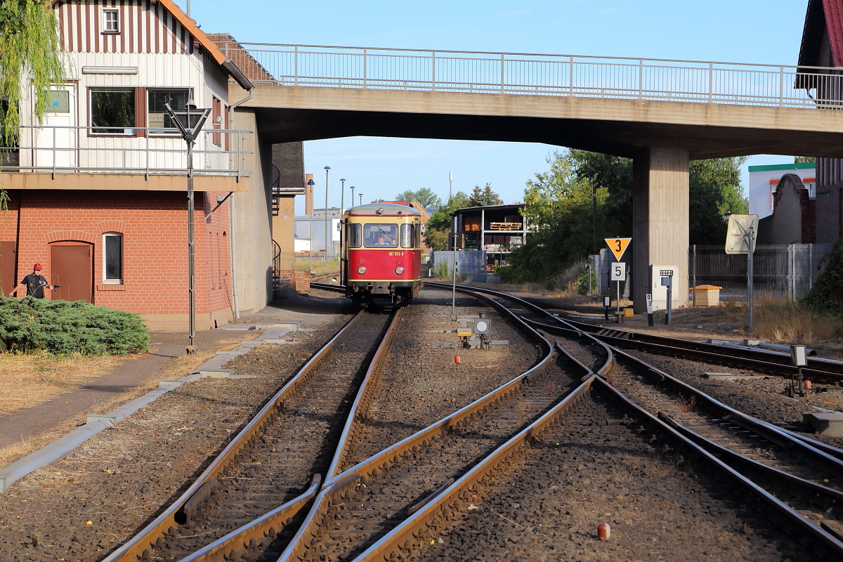 187 013 wartet am Morgen des 07.07.2018 in Höhe des Nordhäuser Stellwerkes auf seinen ersten Tageseinsatz.