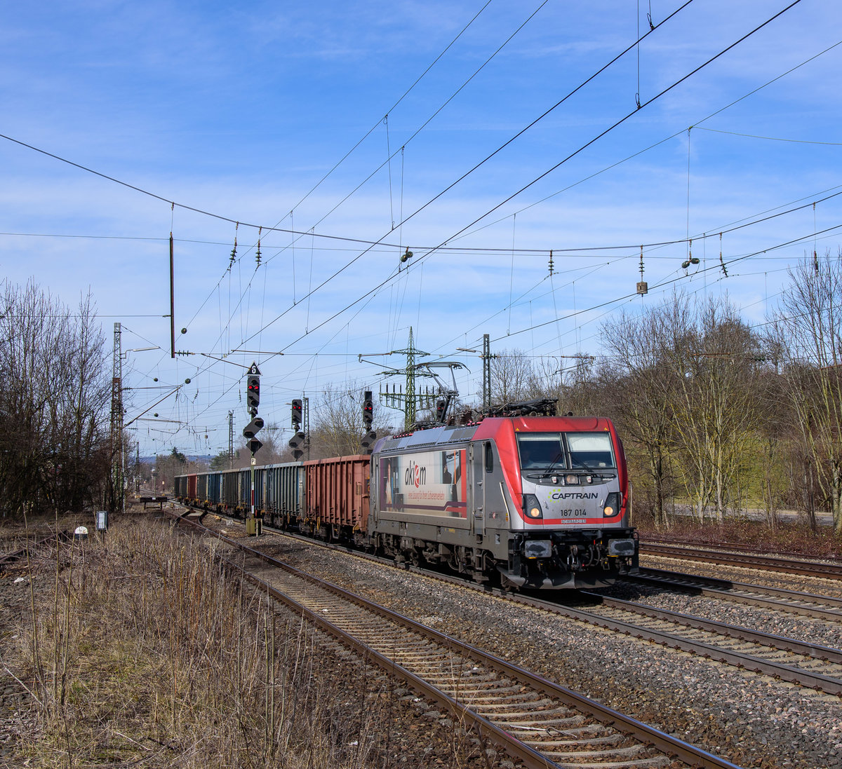 187 014 Captrain mit dem Sandzug nach Amstetten.Aufgenommen im Bahnhof Süßen am 4.3.2017.