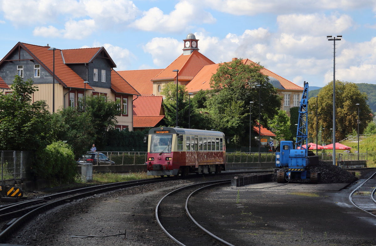 187 016, einer von vier Halberstädter Neubautriebwagen erreicht als P8902 (Eisfelder Talmühle - Wernigerode) den Bahnhof von Wernigerode. Danach wird er zur Werkstatt nach Wernigerode Westerntor fahren. Dort wird er routinemäßig untersucht. Am Nachmittag geht es dann als P8905 über Eisfelder Talmühle wieder zurück nach Nordhausen, zum Haupteinsatzgebiet der Triebwagen.

Wernigerode, 07. August 2017