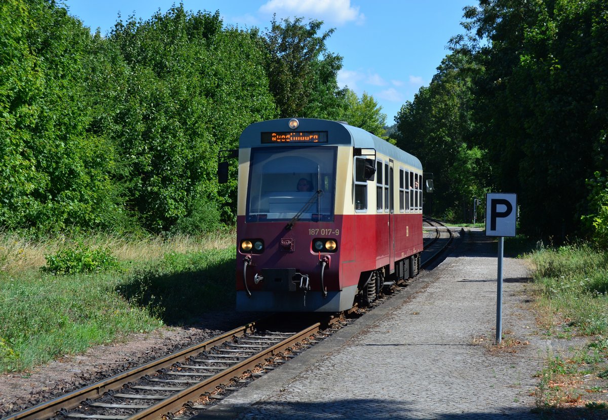 187 017-9 rollt als P8972 nach Quedlinburg in Bad Suderode ein.

Bad Suderode 05.08.2018